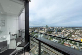 Elegant 2 Bed Apartment with Stunning City Views